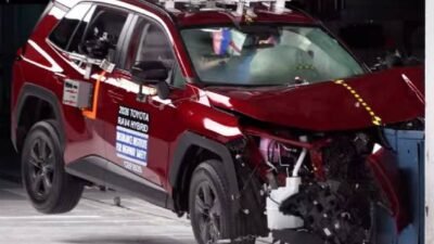 Novo Toyota RAV4 vai bem em teste de colisão do IIHS, mas banco de trás é o ponto fraco