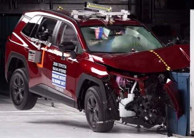 Novo Toyota RAV4 vai bem em teste de colisão do IIHS, mas banco de trás é o ponto fraco