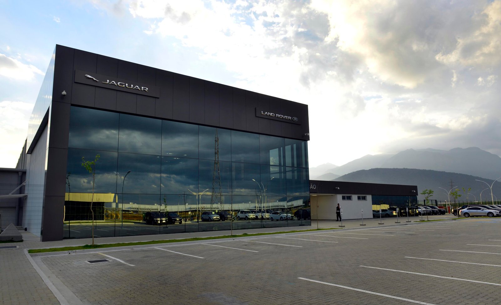 Jaguar Land Rover negocia fábrica de Itatiaia (RJ) após encerrar produção do Discovery Sport e do Evoque