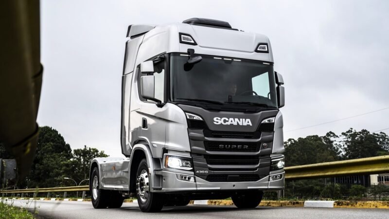 Scania lança caminhões Super de 11 litros com até 430 cv e eleva de 87% para 97% o diesel utilizável no tanque