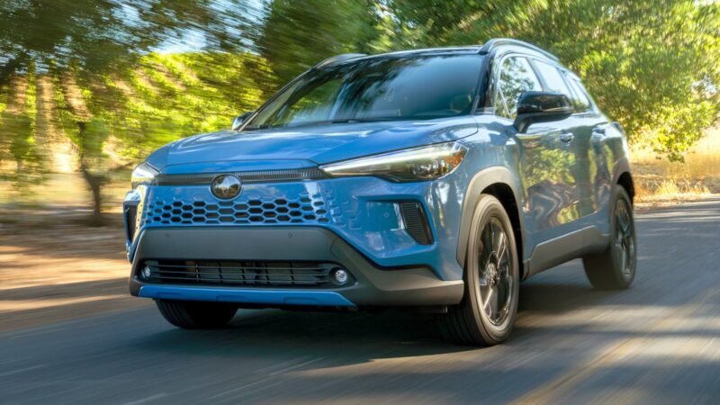 Toyota Corolla Cross 2027 estreia nos EUA com híbrido de 196 cv e tração integral e-AWD
