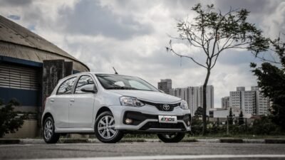 5 carros usados até R$ 50 mil para trabalhar com entregas