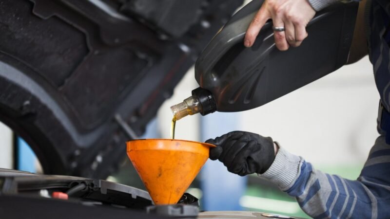Posso misturar óleos de motor diferentes? Especialista explica os riscos