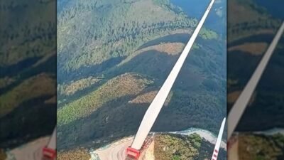 Vídeo mostra caminhão levando pá eólica gigante por estrada estreita em montanha na China