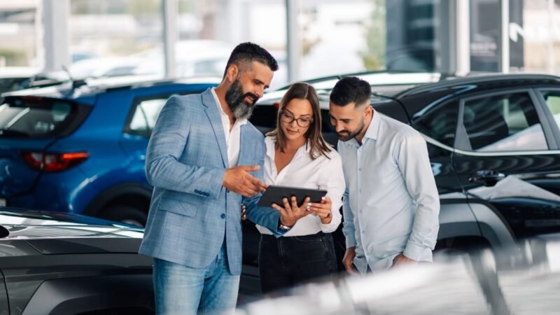 Incerteza econômica muda a forma como brasileiros compram carros, aponta pesquisa Data OLX Autos