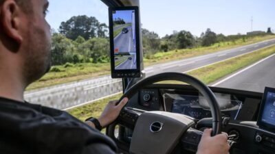 Caminhão da Volvo emite alertas e pode parar sozinho na faixa se o motorista fechar os olhos ou soltar o volante