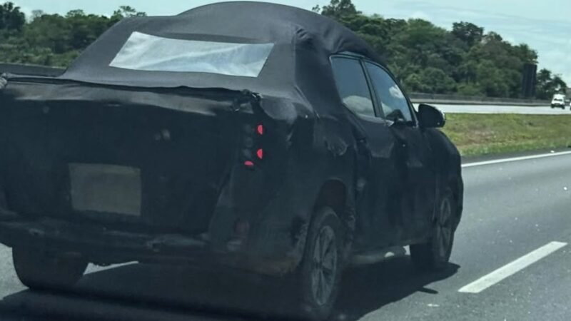 Volkswagen Tukan é flagrada com camuflagem pesada na Dutra, perto de Taubaté, mesmo após a revelação